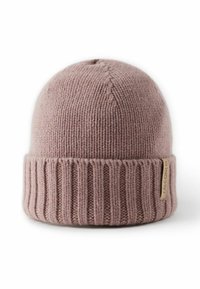 Knitad mössa i mjuk rosa med en tjock ribbad kant, med ett märke på sidan och en rundad topp. Texturen verkar varm och mysig.