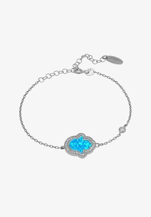 Bracelet chaîne en argent avec un pendentif main de Hamsa en opale bleue entouré de petites pierres claires et une fermeture réglable.