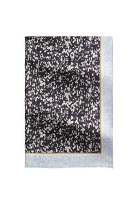 Zijden sjaal met een donkerblauwe achtergrond en witte bloemmotieven, omrand met lichtblauwe en beige randen. Zachte textuur en vierkante vorm.