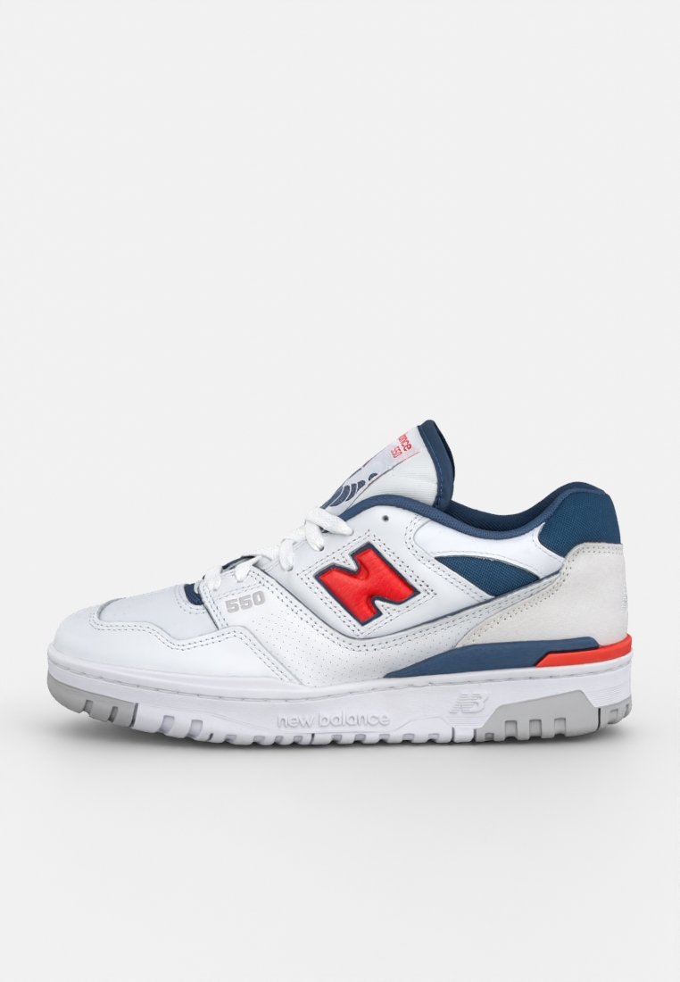 Sneaker bianche con accenti blu e rossi. Parte superiore in pelle, pannello laterale perforato, suola in gomma spessa e logo audace "550" e "N".