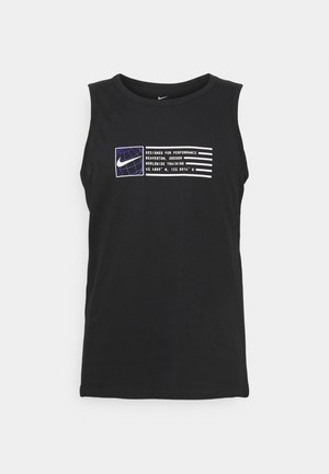 Camiseta sin mangas negra de Nike con gráfico blanco y púrpura que dice "Designed for performance Beaverton, Oregon Worldwide Training" y coordenadas.