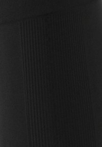 Zwarte gebreide stof met een gestructureerd patroon, met horizontale en verticale ribbels voor verbeterde detail en diepte.