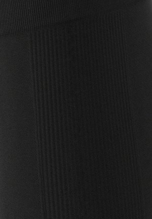 Sort strikket stof med et struktureret mønster, der har vandret og lodret ribbede detaljer for øget dybde og detaljer.