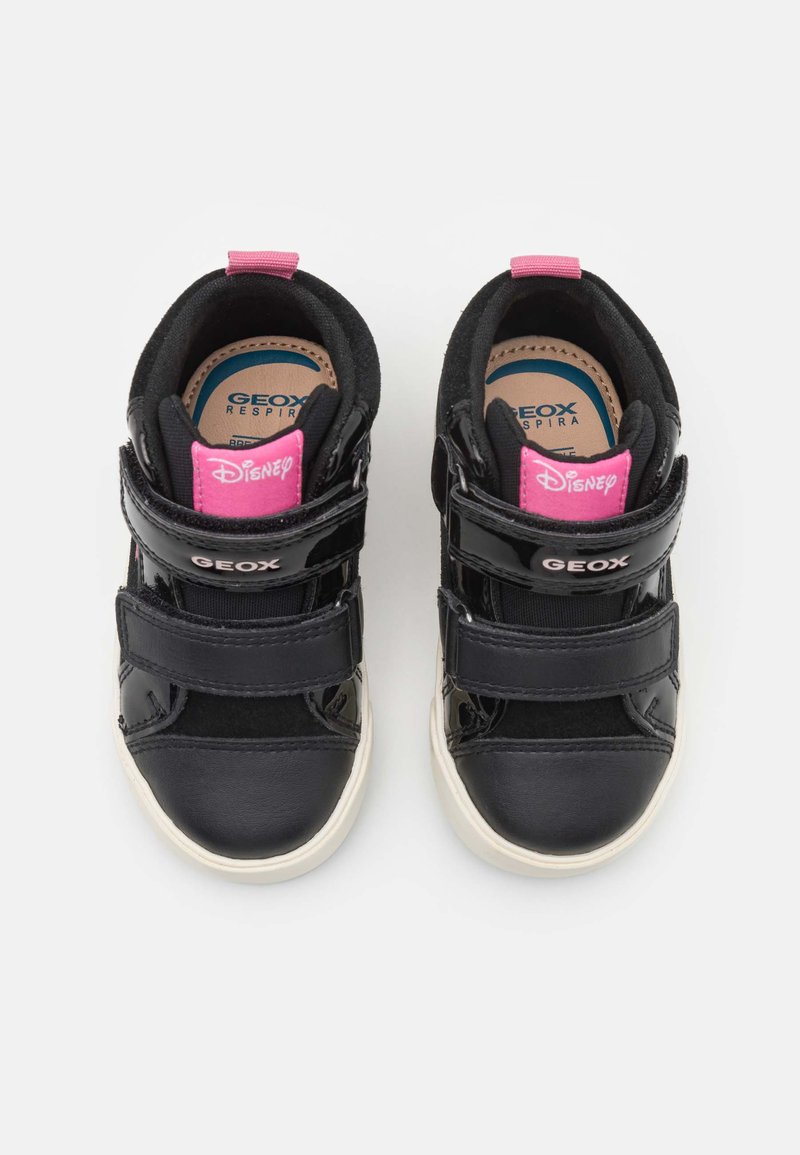 Zwarte hoge sneakers met een glanzende afwerking, roze accenten, klittenband en een gestructureerde zool. Kenmerkt Disney-branding op de hiel.