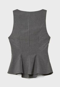 Sivi top bez rukava s prugicama i peplum rubom, koji ima uski korzet i glatku teksturu tkanine.