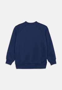 Σκούρο μπλε φούτερ μακρύ μανίκι με ραμμένα μανίκια, ραμμένο τελείωμα και στρογγυλή λαιμόκοψη, ξαπλωμένο επίπεδο δείχνοντας την πίσω πλευρά.