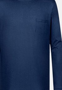 Donkerblauwe T-shirt met lange mouwen, voorzien van een ronde halslijn, een zachte textuur en een klein zakje op de linker borst.