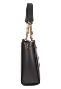 Borsa a mano in pelle nera con una forma strutturata, dotata di una tracolla in catena dorata, chiusura a gancio e dettagli di cucitura lungo i bordi.