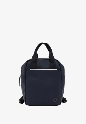 Sac à dos bleu marine en matériau doux, avec des poignées doubles, des côtés rembourrés, une poche zippée à l'avant et un logo rond en bas à droite.
