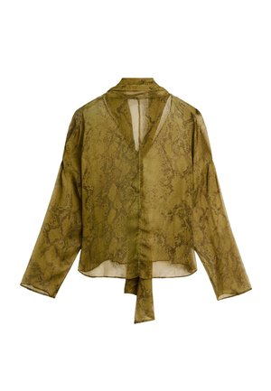 Olivgrüne, transparente Bluse mit Schlangenprint-Muster, Bindeband in der Taille, offener Ausschnitt und langen, lockeren Ärmeln.
