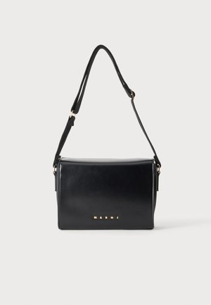 Schwarze rechteckige Lederschultertasche mit verstellbarem Riemen und kleinem goldenen Schriftzug auf der Vorderseite.