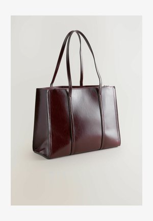Bordeaux læder tote taske med struktureret silhuet, dobbelte håndtag og lynlåslukning. Glat tekstur med lodrette sømdetaljer.