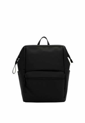 Sort polstret rygsæk med topgreb, frontlynlåslomme, sidelommer og justerbare skulderstropper, vist mod en hvid baggrund.