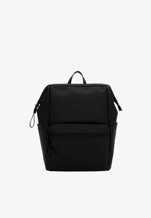 Juoda paminkštinta kuprinė su viršutine rankena, priekinė zip kišenė, šoninės kišenės ir reguliuojamos pečių diržai, pavaizduota ant balto fono.