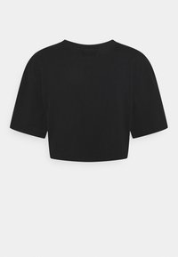 Czarny krótki t-shirt z okrągłym dekoltem i krótkimi rękawami, wykonany z bawełny. Gładka tekstura, prosty design i brak widocznych wzorów czy akcentów.