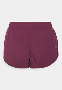 Mörkröda sportshorts med elastisk midja, med en slät textur och en liten sidosspricka för bättre rörelsefrihet.