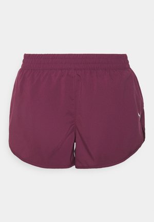 Bordeaux farbene Sportshorts mit elastischem Bund, die eine glatte Textur aufweisen und an den Seiten einen leichten Schlitz für optimale Bewegungsfreiheit haben.