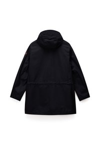 Svart, lång, huva-jacka med midjeförstärkning och ärmar. Slät yta och minimalistisk design. Har en logotyp på vänster axel.