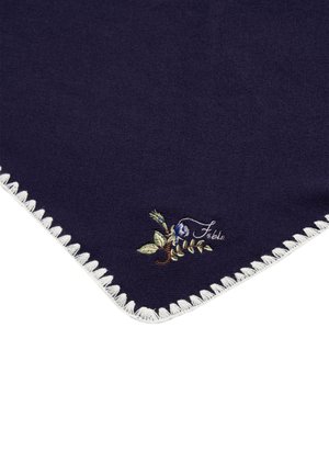 Tamsiai mėlynas audinys su baltais pūkuotais kraštais, puošiamas siuvinėtą gėlių raštą ir prekės ženklu "Fable" elegantišku šriftu.