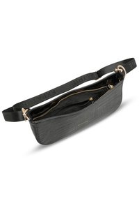 Schwarze, krokodilleder-geprägte Tasche mit Reißverschluss, ausgestattet mit einem kontrastierenden Logo-Tragegurt und mehreren Innentaschen zur Organisation.