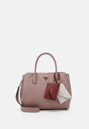 Sac à main en cuir mauve avec double poignées, bandoulière détachable, et portes-cartes Guess rouges et blancs attachés.