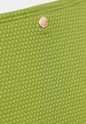 Textūruota žalia medžiaga su šešiakampio raštu, viršutinėje dalyje su apvalia auksine spaudimo detalė.