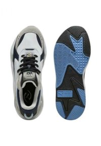Scarpe da ginnastica bianche e blu scuro con lacci neri. Presentano una suola in gomma testurizzata blu e nera, una tomaia in suede e dettagli con il logo.