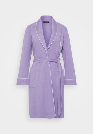 Fioletowy szlafrok do kolan z białym wykończeniem, z kołnierzem szalowym, kieszeniami z przodu, paskiem w talii oraz małym logo na kieszeni piersiowej.