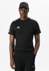 Umbro TAPED TEE - T-shirts med print - black