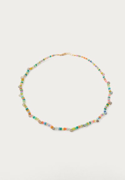 Collier avec de petites perles rondes multicolores et de minuscules perles en pierre grises, attaché par un fermoir en forme de homard en or sur fond blanc.