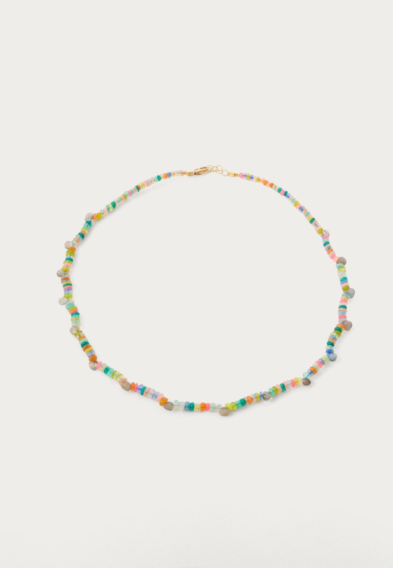 Collier avec de petites perles rondes multicolores et de minuscules perles en pierre grises, attaché par un fermoir en forme de homard en or sur fond blanc.