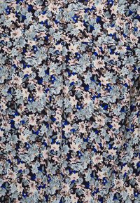 Tecido floral com um fundo azul escuro, adornado com flores em azul claro, rosa e castanho, formando um padrão denso e texturizado.