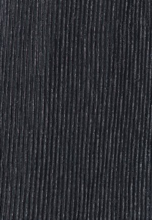 Tessuto nero testurizzato con strisce verticali, caratterizzato da una lucentezza e un aspetto ondulato. Il materiale è sintetico e riflettente.