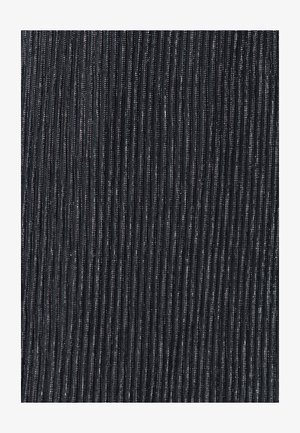 Zwarte gestructureerde stof met verticale strepen, met een glanzende glans en een golvende uitstraling. Het materiaal is synthetisch en reflecterend.