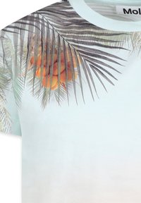 Vaaleansininen t-paita, jossa on painettu design palmulehdistä ja oransseista hedelmistä. Sileä pinta, pyöreä kaula-aukko ja lyhyet hihat.