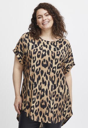 Leopardmönstrad topp i beige och svart, korta ärmar, rundad halsringning, lös passform, slät textur, längre baktill, avslappnad design.