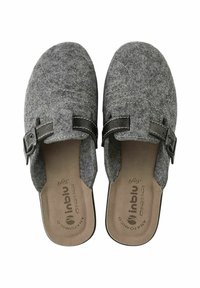 Zoccoli grigi in feltro con una texture liscia, cinturino regolabile in fibbia nera e soletta imbottita con logo del brand sul plantare.