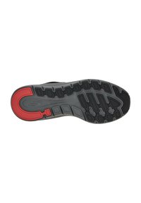 Sole della scarpa con sezione del tallone rossa, motivo di battistrada strutturato in nero e grigio, e logo impresso al centro sotto il piede.