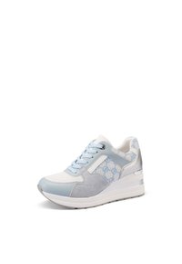 Sneaker azzurro chiaro e bianco caratterizzato da un mix di rete, scamosciato e materiali sintetici con un motivo geometrico e dettagli argentati.