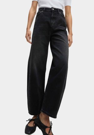 Brede zwarte denim jeans met een hoge taille, voorzien van vijf zakken, een knoopsluiting en een licht vervaagde textuur.
