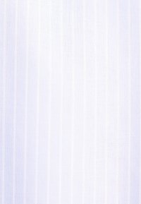 Donna che indossa una camicia a righe blu chiaro con colletto bianco, mentre lavora a maglia un indumento di lana grigia con dei ferri da maglia di legno.