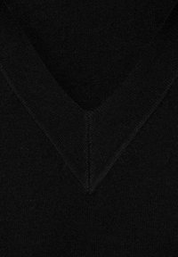 Schwarzer Strickpullover mit V-Ausschnitt-Design, glatter Textur und dezenten Rippdetails entlang des Halsausschnitts und Saums.
