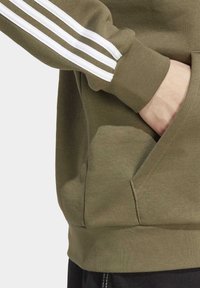 adidas Originals 3 STRIPES HOODY - Sweat à capuche - olive strata