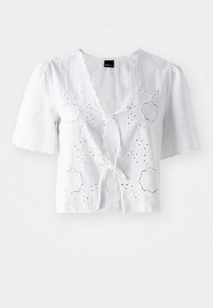 Witte blouse van linnen met korte mouwen, voorzien van oogjes borduurwerk en een sluiting met strik aan de voorkant, met een gegolfde halslijn en zoomdetails.
