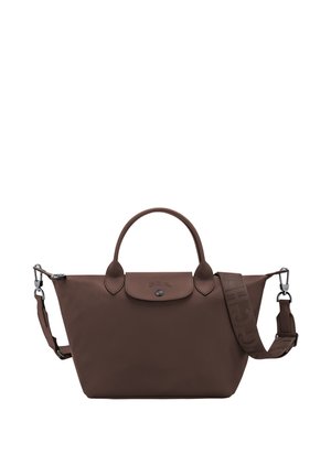 Braune Handtasche mit zwei Griffen, einer Vorderklappe mit Druckknopf und einem verstellbaren Schultergurt mit Metallverschlüssen.