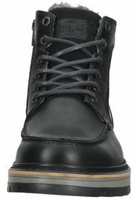 Must must sneaker hall mustaise ja valkuse toede must keskustused ja lègi. Omab õmblemis detaile ja logopatchi peal.