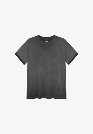 Szary T-shirt z krótkim rękawem i czarną lamówką na mankietach, prosty design, ułożony płasko na białym tle.