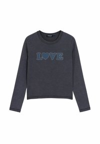 Felpa grigia scura a maniche lunghe con design corto. Presenta la scritta "LOVE" in cucitura blu e una forma a cuore, realizzata in tessuto morbido.
