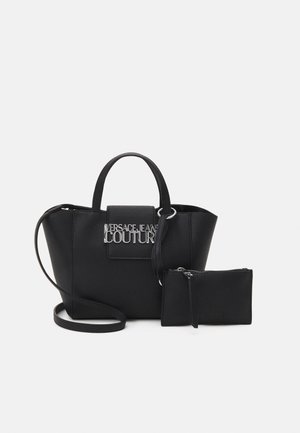 Czarna teksturowana torebka z krótkimi rączkami, długim paskiem, dużym srebrnym logo "Versace Jeans Couture" oraz dopasowanym małym kosmetyczką na zamek.