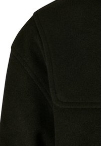 Manteau en mélange de laine noir avec un col structuré, une texture lisse et des lignes épurées, mettant en valeur la chaleur et la qualité du tissu.